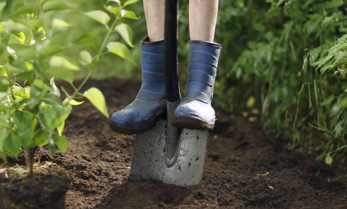 Kekkila person standing on the shovel