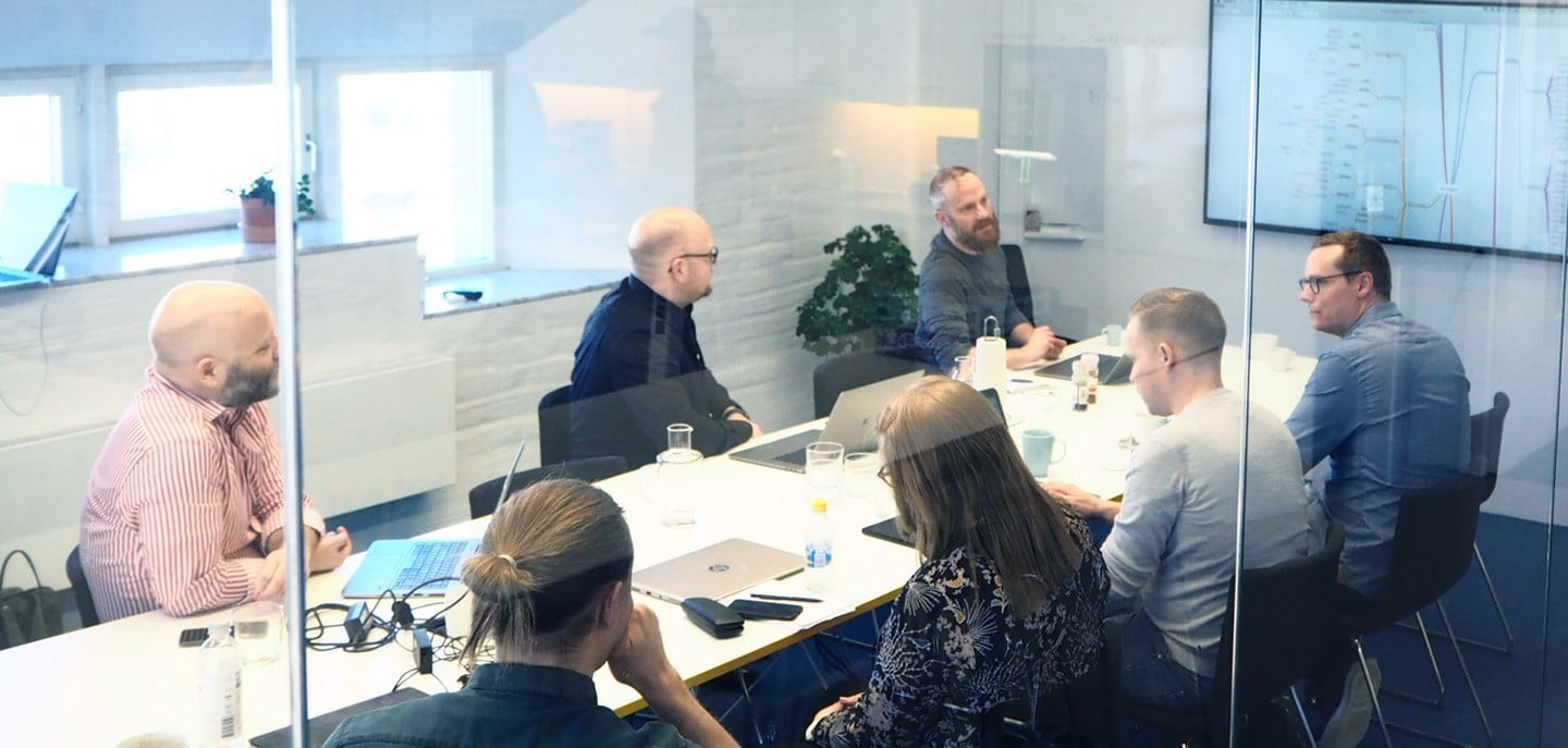 Image of Vaimo employees in a meeting room.