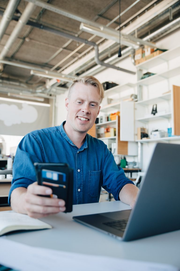 Vaimo image depicting a developer at work.