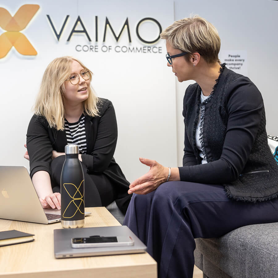 Équipe d'employés de Vaimo discutant d'un projet PIM