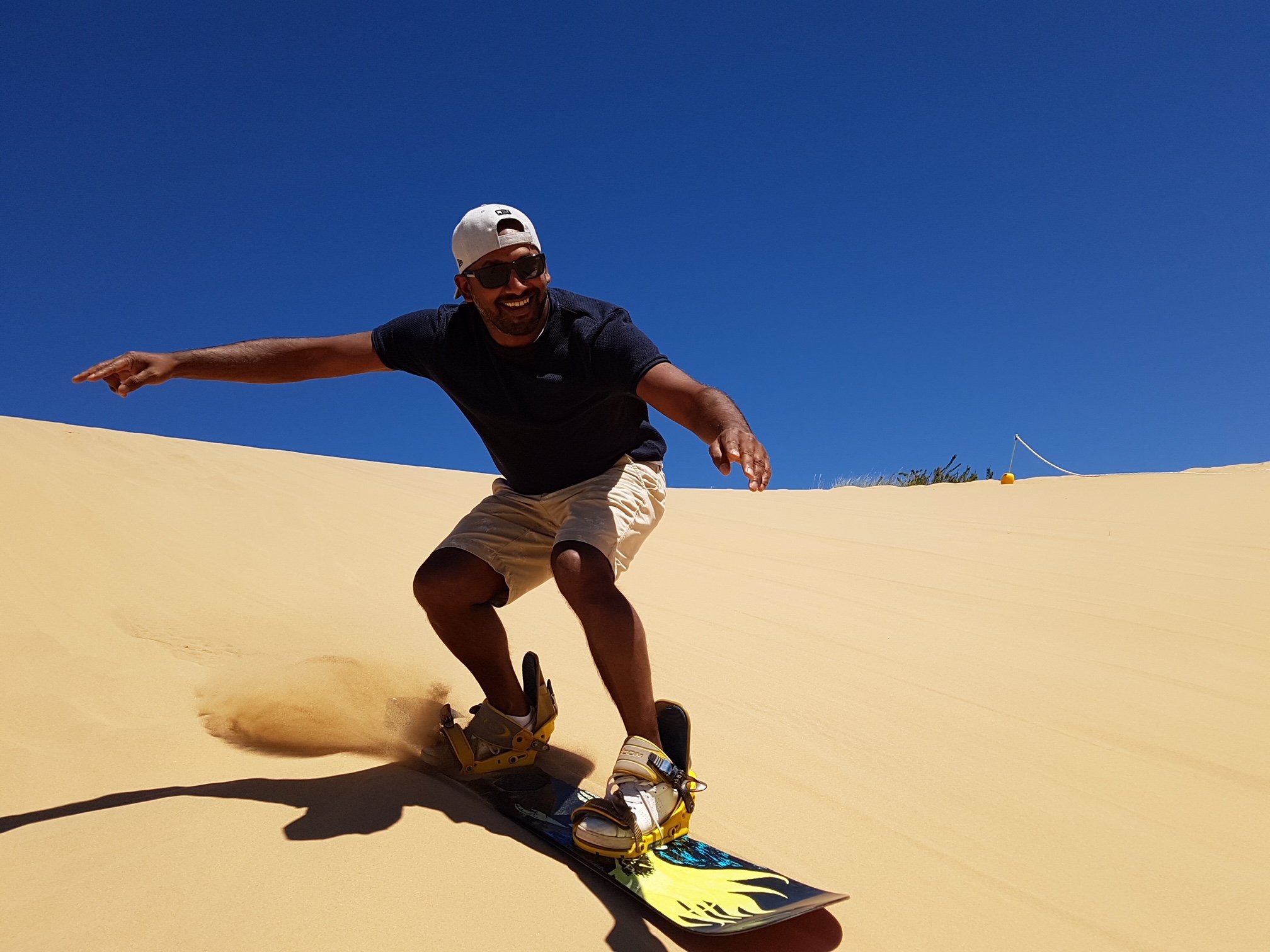 Tommy Essenholm en train de surfer dans le désert