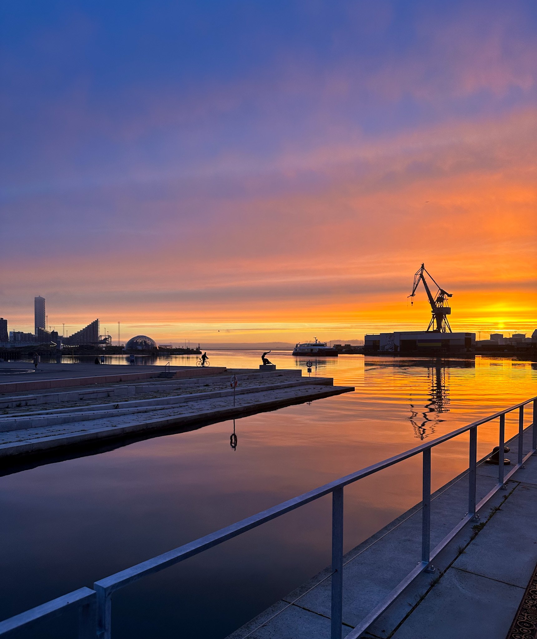 Zone portuaire au coucher de soleil.